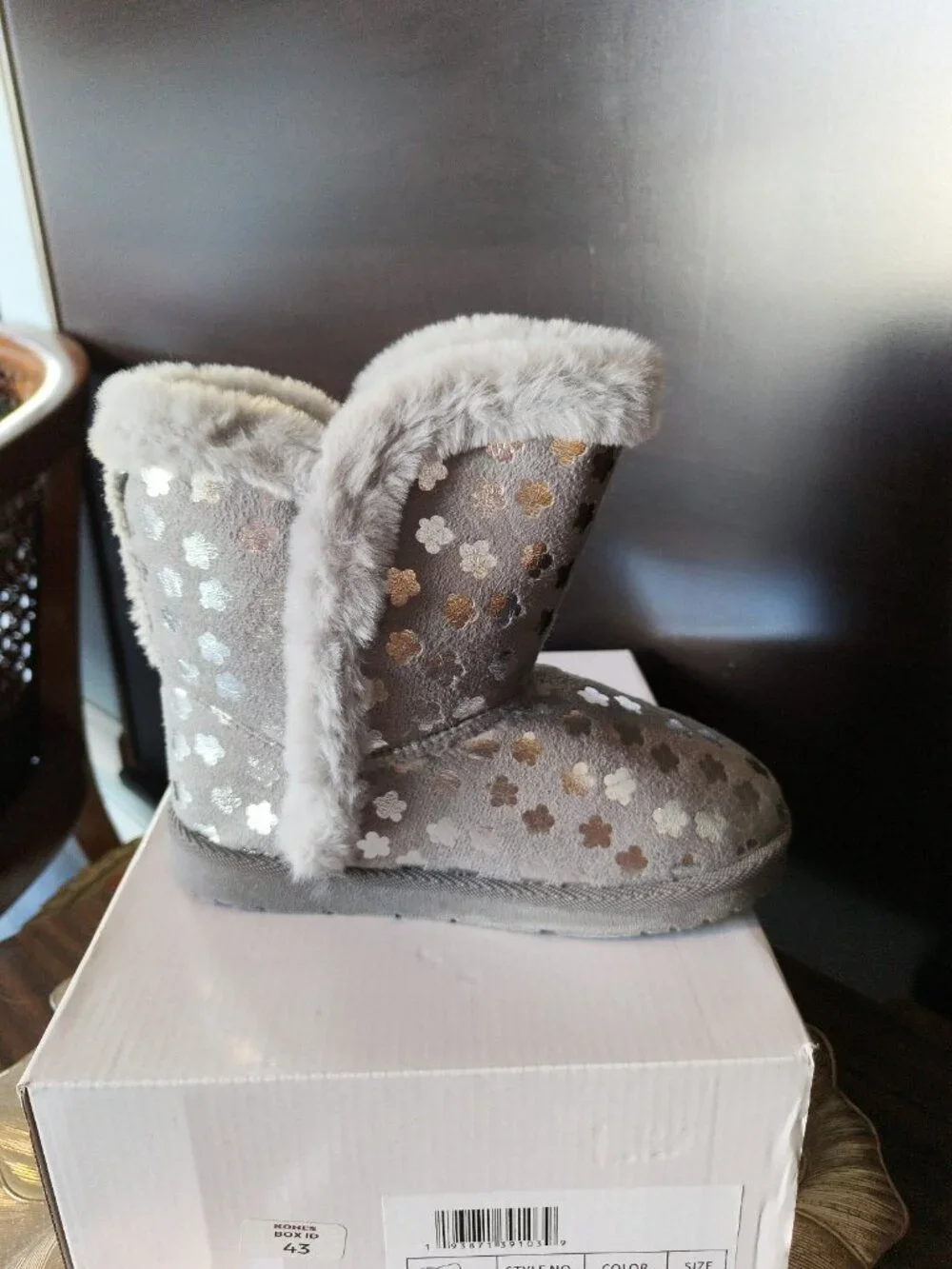 New Olivia Miller Girl Grey w/Silver Star Detail Faux Fur & Suede Girls Boots 2